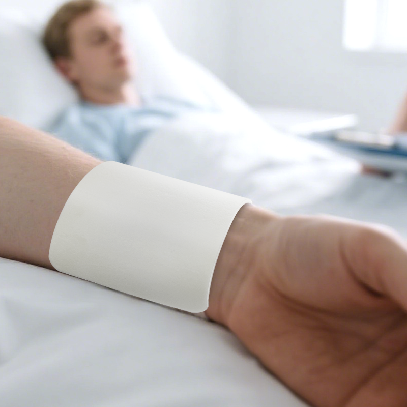 Gentle silicone adhesive on Silicone Foam Dressing LITE ensures secure and atraumatic removal